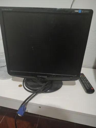 Monitor Samsung "tem uma linha verde fina nele"