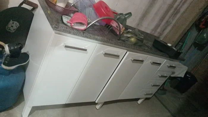Gabinete de metal com pia de mármore