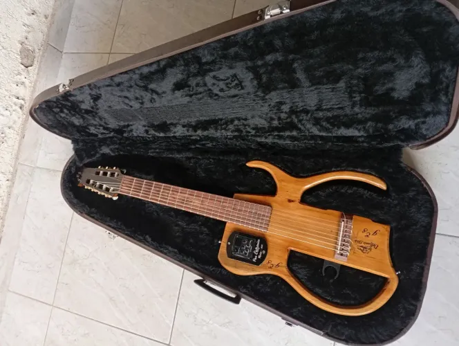 Vendo um violão sete cordas eletrônico especial 