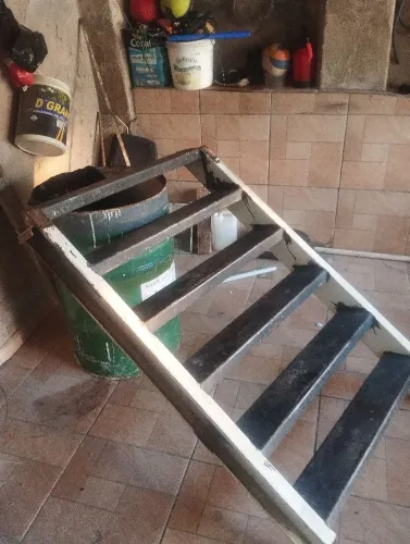 Escada de ferro com 6 degraus ideal para quem está com pouco espaço