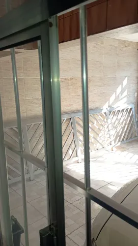 Estou vendendo uma grade de alumínio grosso tamanho um metro por quatro e setenta de comp