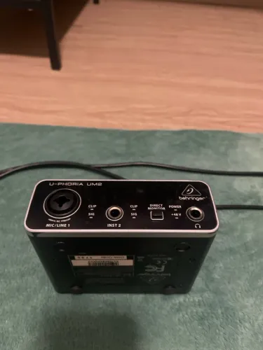 Interface de áudio Behringer UM2