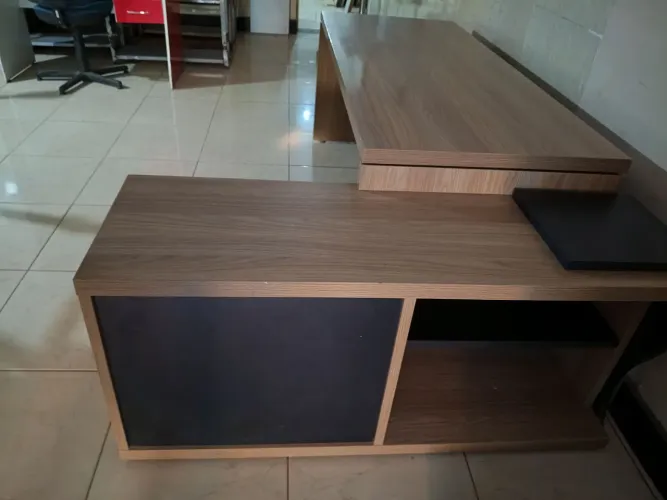 Mesa com rack acoplado em madeirado TOP