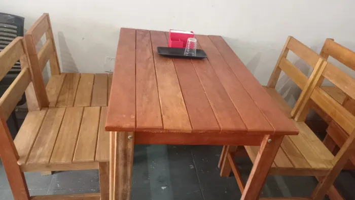 Mesa com 4 cadeiras 