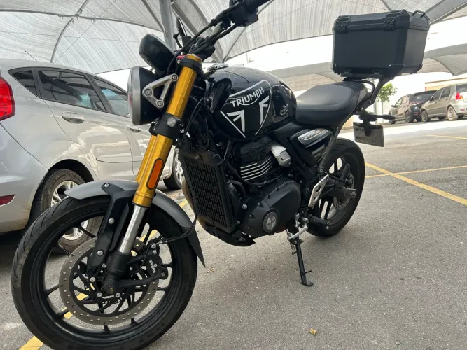 Triumph Speed 400 muito conservada
