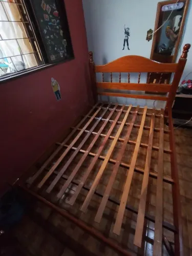 Cama de casal em madeira maciça