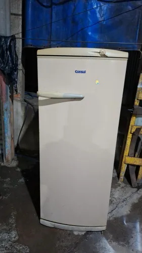 Geladeira consul degelo seco por APENAS 350 REAIS PRECISA DE PINTURA FUCIO PERFEITAMENTE
