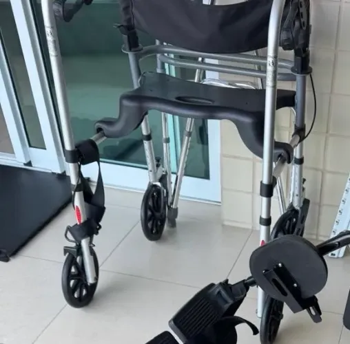 CADEIRA DE RODAS QUE DA ATÉ PARA CENTAR