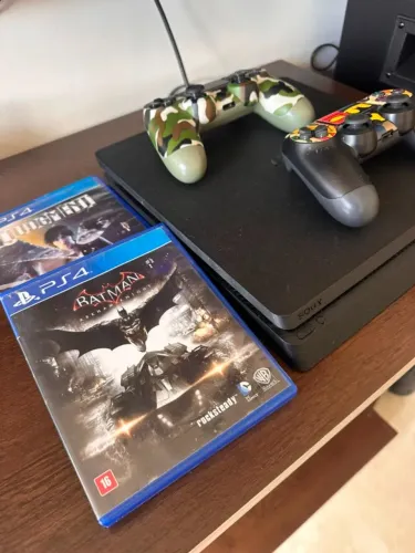 Playstation 4 (Ps4) Slim 2 controles e 2 jogos  