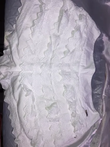 Short branco feminino com renda e babados delicados ?