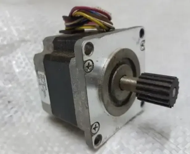 Motor de Passo Nema 23 Saehan 4S56Q-02042S Semi Novo Linha Industrial Automação COD-CP569 