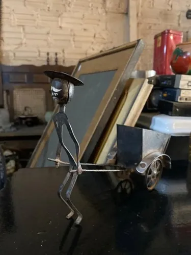 Puxador de carroça de ferro - Arte popular.