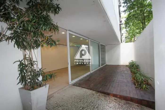 Privilégio Imóveis vende: Um excelente prédio no Leblon, composto por 4 andares