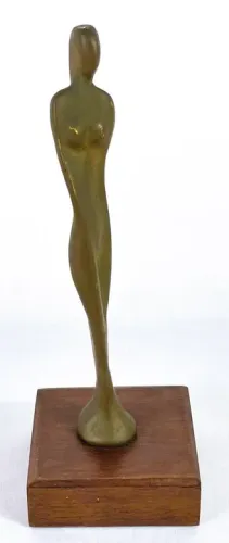 Magnífica Escultura em Bronze dourado representando mulher. Base em madeira *Descrição
