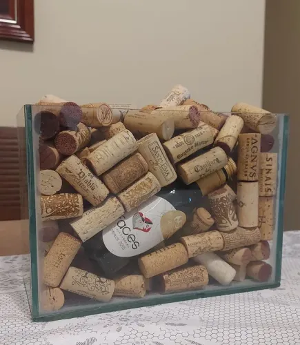Vaso decorativo com rolhas de vinho 