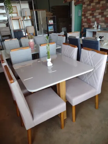 Mesa em MDF cadeiras em madeira tecido linho