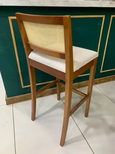 Banqueta de madeira com encosto de tela