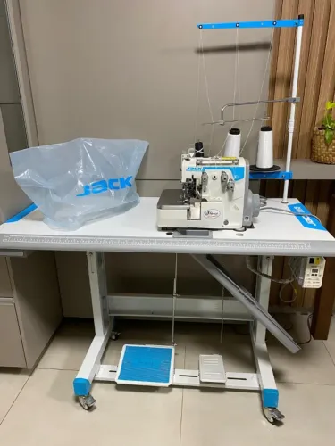 Máquina Overlock Jack E3 Direct Drive - 1 Agulha / 3 Fios | Seminova, impecável!