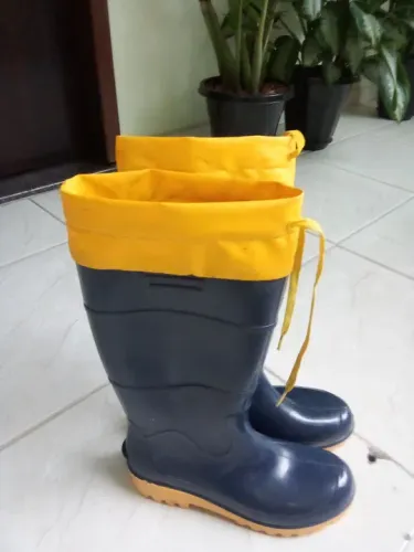 Botas de Chuva Azul com Detalhe Amarelo