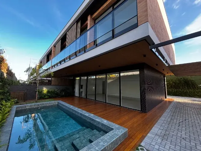 CASA NO ESTALEIRO PERTO DO MAR 4suít. 6bwc, 2vg, piscina priv venha conhecer e se apaixone