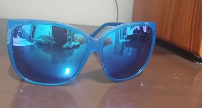 Óculos de sol Chilli Beans azul com lentes espelhadas.