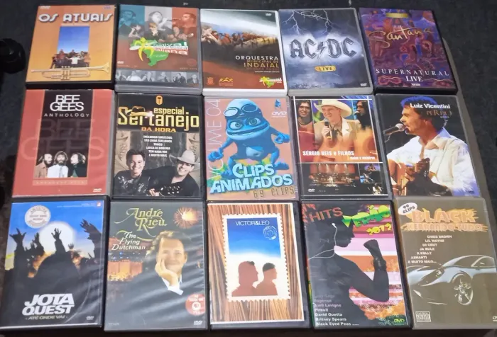 Lote com 15 DVDs de Música