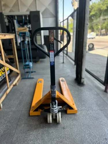 Transpalete Menegotti 685 X 1220 - 2 Ton - perfeito para a sua empresa