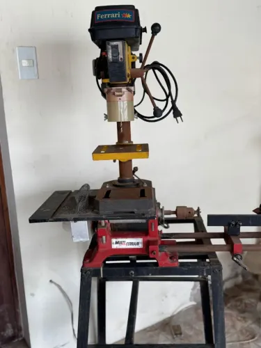 Torno de bancada hobby Ferrari com furadeira Ferrari  acoplada 