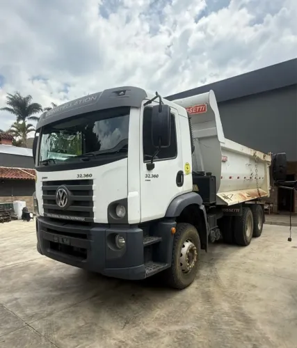 VW 32.360 ano 2021, 6x4, com caçamba Rossetti meia cana 14 ?, ar condicionado, em MG