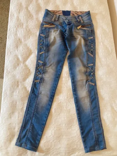 Calça Jeans com detalhes dourados e strass