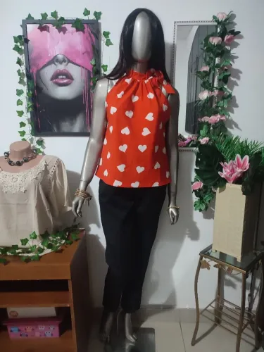 Blusa Feminina Regata de Crepe com Amarração no Pescoço.