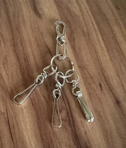 MOSQUETÃO GIRADOR/DESTORCEDOR 06cm COM 03 CHAVEIROS LIBERAÇÃO RAPIDA COM GANCHOS