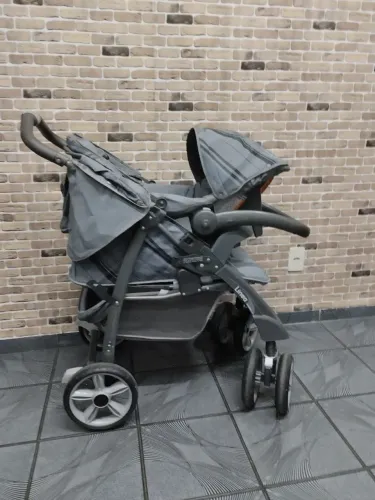 Carrinho de  bebê burigotto com bebê conforto 
