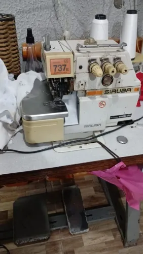 Máquina de costura industrial SIRUBA 737E com mesa