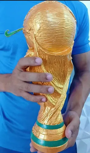 Taça copa do mundo em tamanho real 
