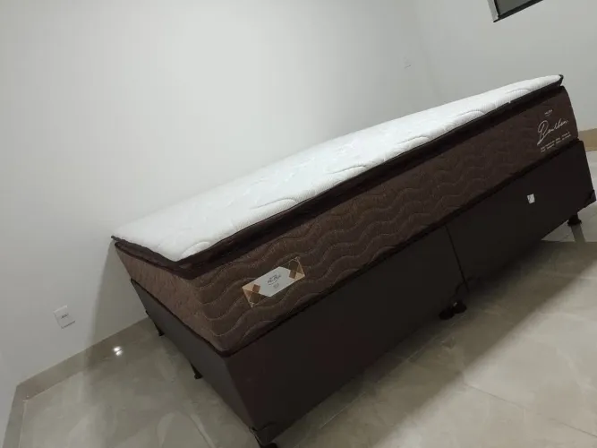 Cama queen size com colchão Bourbon espuma de selada de 33