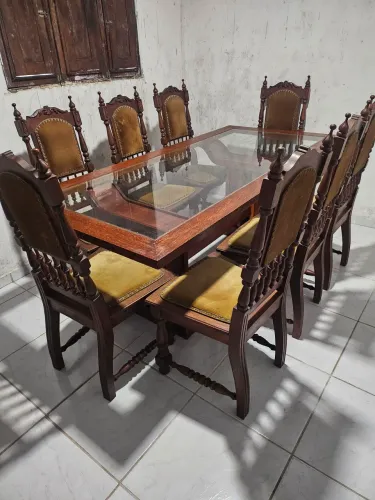 Vendo conjunto de mesa com 8 cadeiras antigo