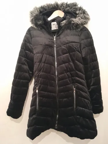 Casaco com capuz de pelinhos removível