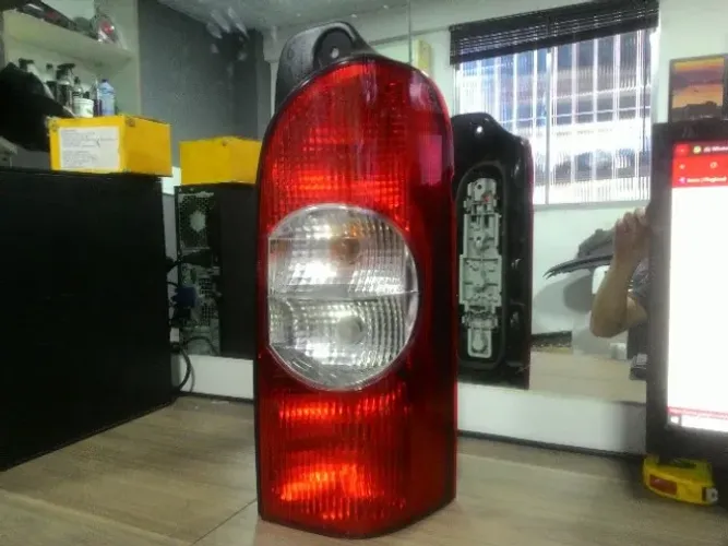 Lanterna Direita Renault Master 2.5 2005 a 2013  *8