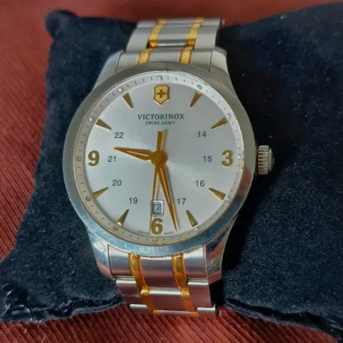 Victorinox Hanowa Masculino Prateado Com Detalhes Dourados na Pulseira