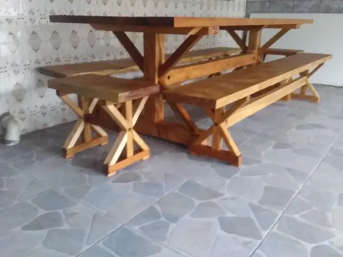 Mesa rústica em madeira maciça
