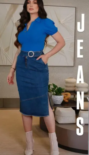 Saia jeans midi com fivela lateral