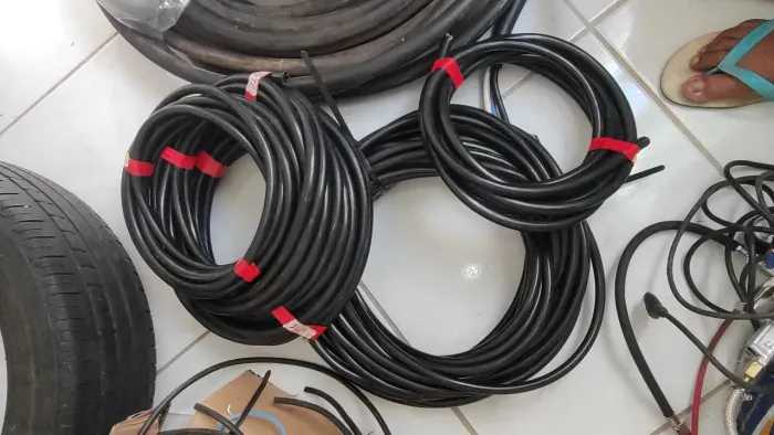 Cabos elétricos pesados.