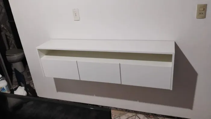 Móvel suspenso branco com gavetas