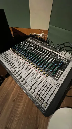 Mesa de som Interface SoundCraft Signature Multi-Track 22