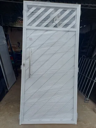 Urgente portão de aluminio branco .210/100 valor 1400 já com o puxador.