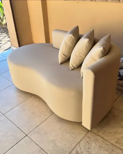 Sofá divã curvo, design moderno e elegante, ideal para relaxar e decorar seu ambiente. Con