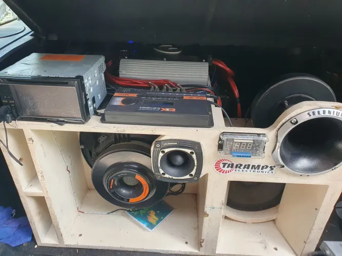 Vendo som completo, Som 2 dim, modulo 2k5, fonte, altofalante 15 tornado caixa trio .