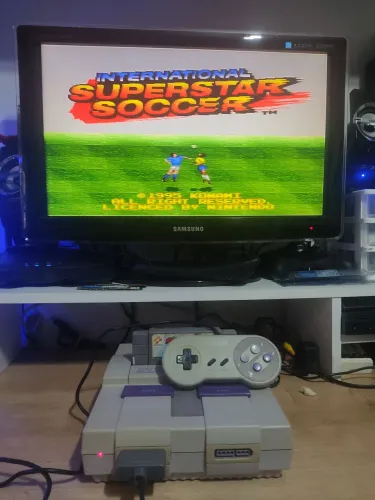 Super Nintendo Completo com Jogo - Internacional Superstar Soccer (Paralelo)