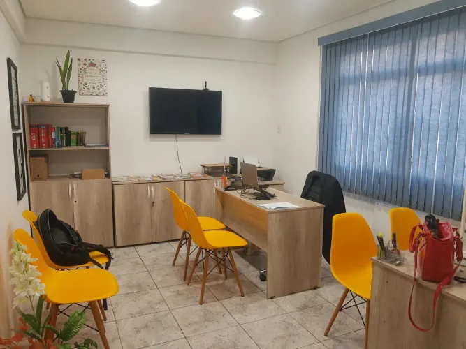 Compartilho escritório em Santos (Centro) com advogado.